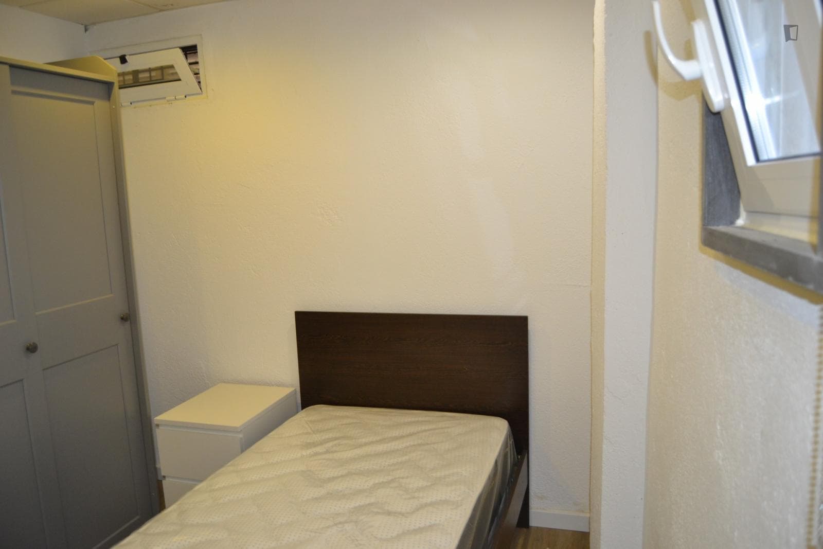 Snug single bedroom in Moscavide photo 1
