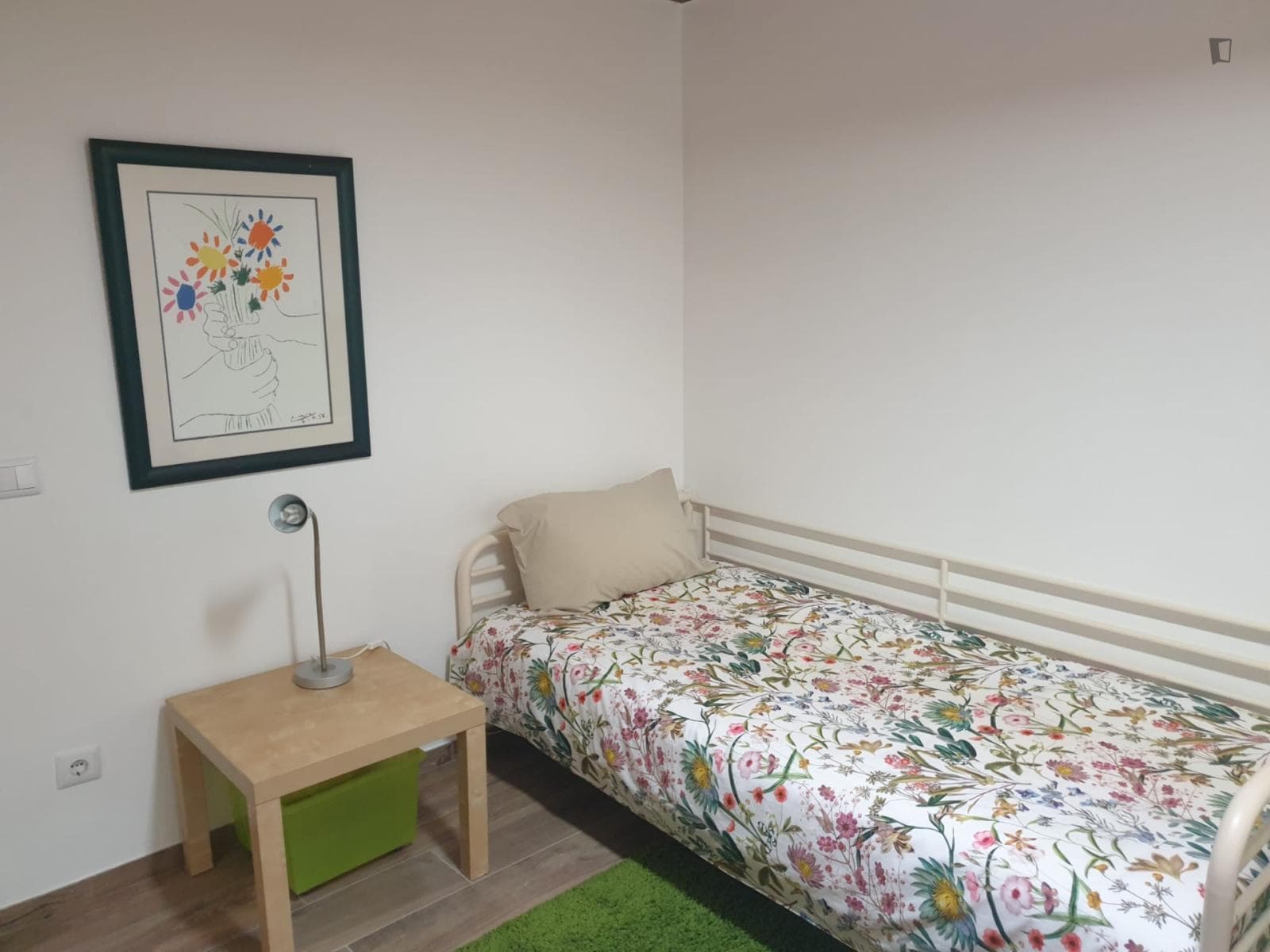 Appealing single ensuite bedroom, in Paranhos photo 1