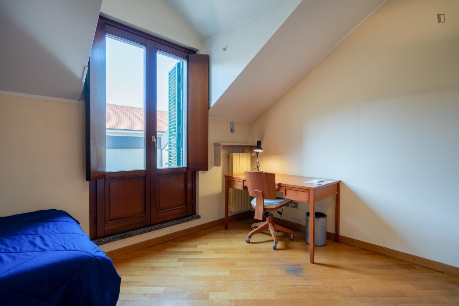 Bedroom in 5 bedrooms apartment photo 1