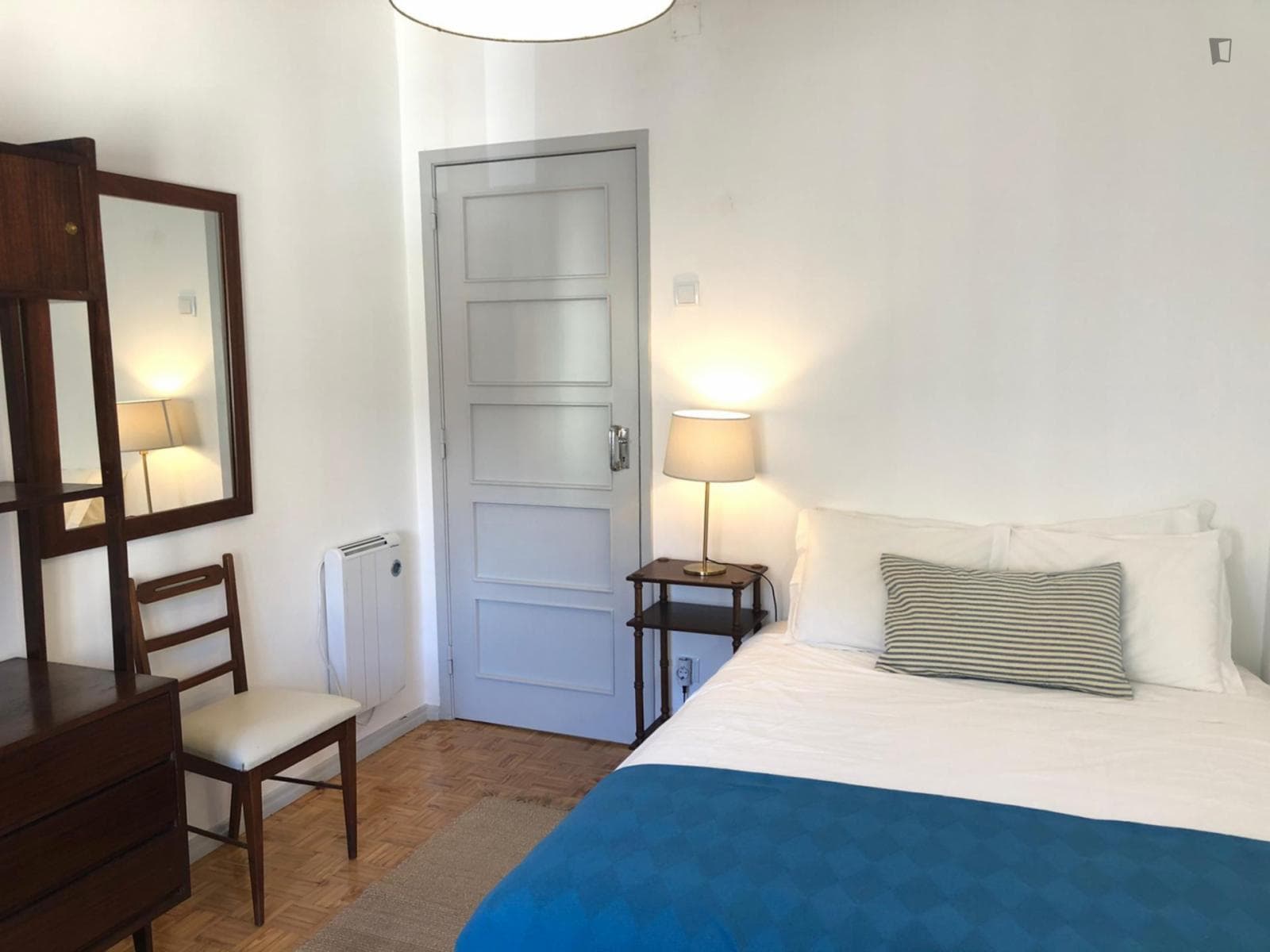 Double bedroom in a 3-bedroom apartment near Anjos metro station photo 1