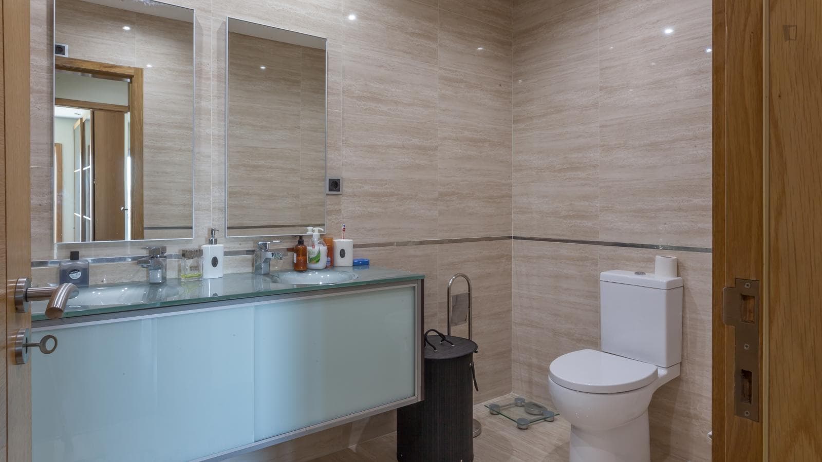 Bright double bedroom near Venda Nova metro station photo 1