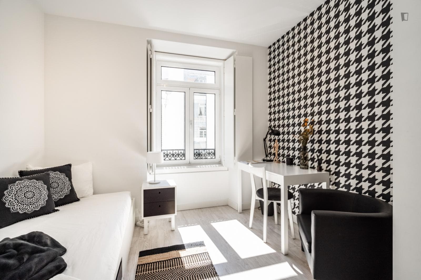 Tasteful 4-bedroom apartment in Campolide photo 1