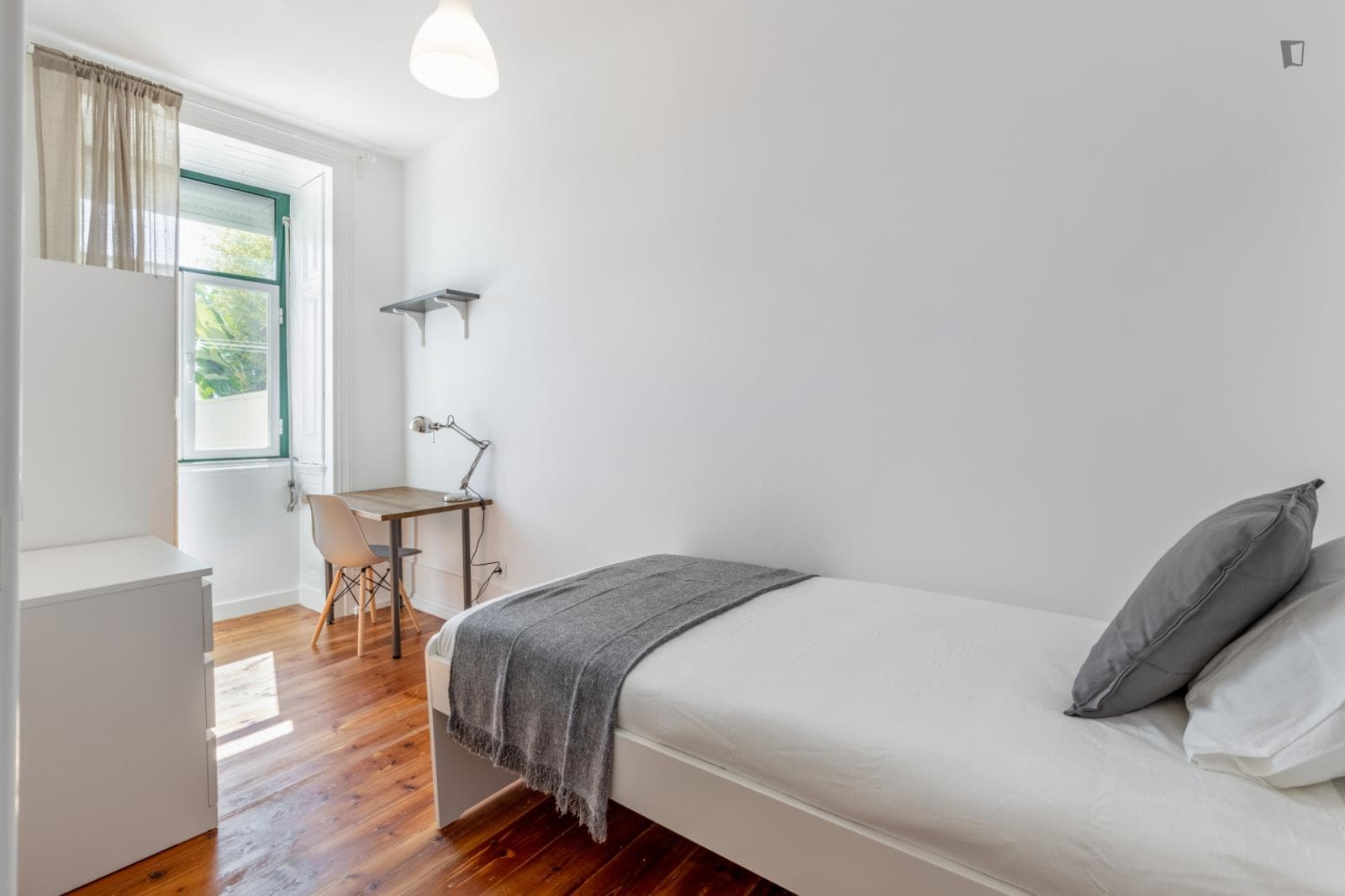 Bright single bedroom in Santos photo 1