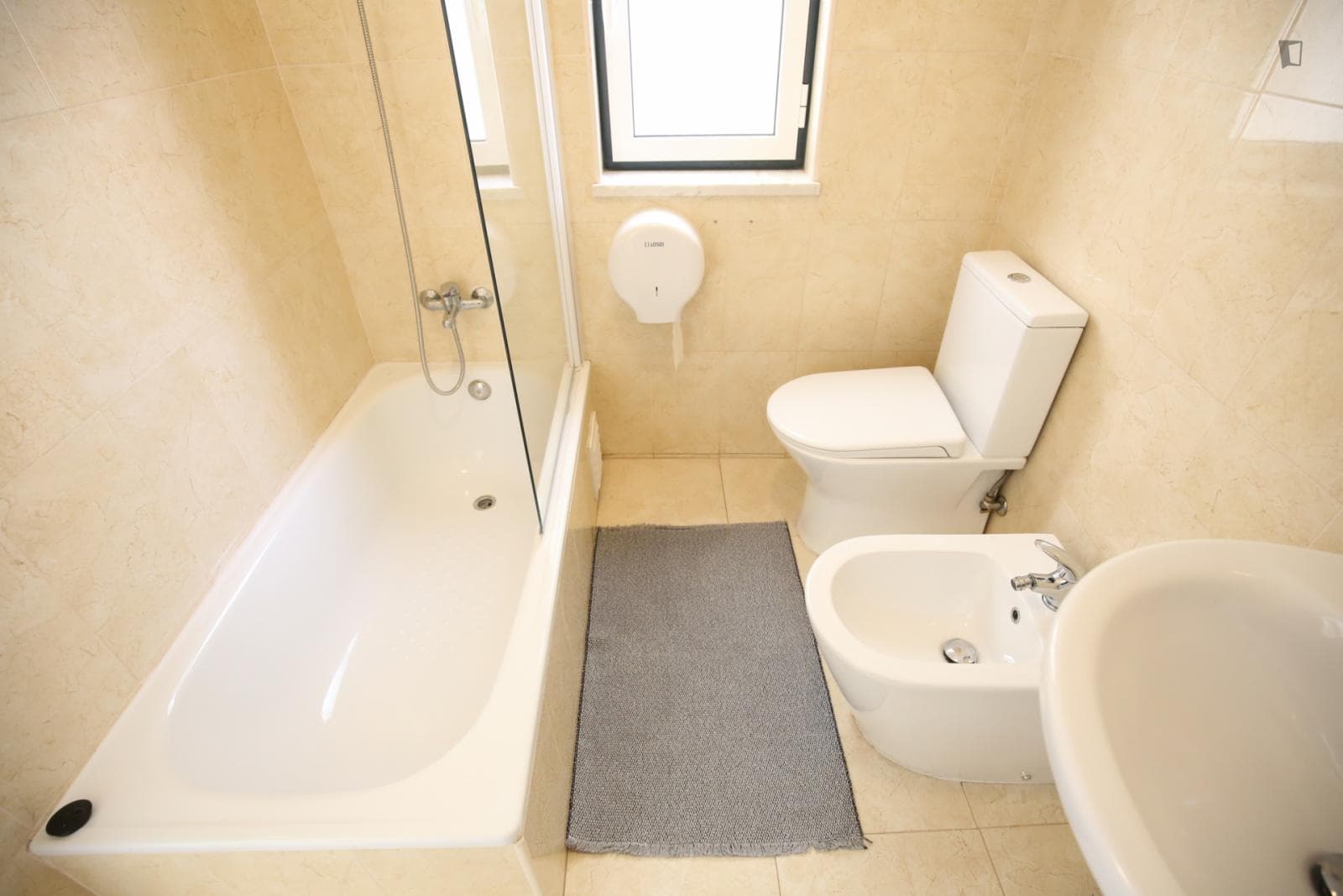 Attractive double bedroom in a student flat, in São Bento photo 1