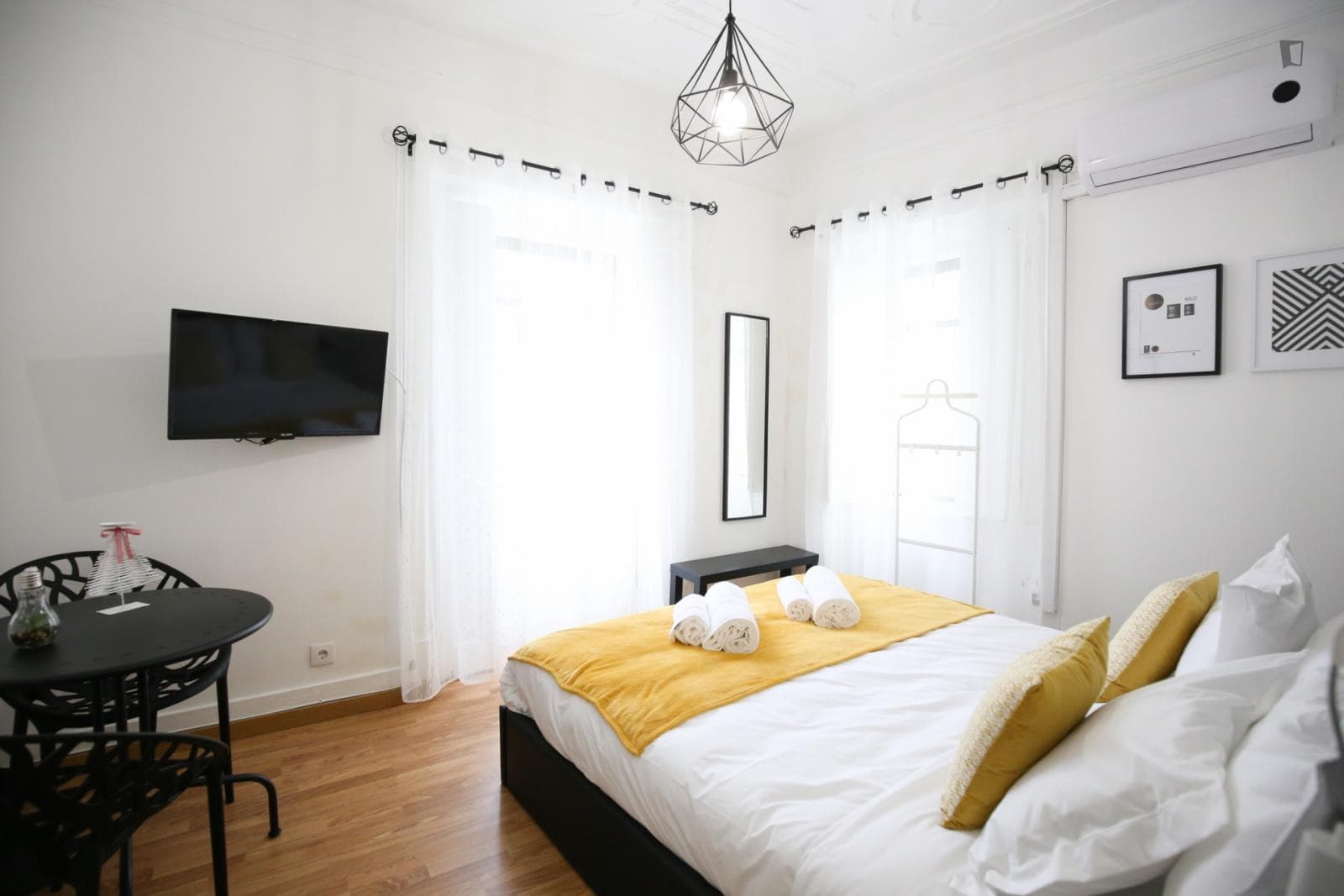 Bright and cosy double bedroom in a 6-bedroom flat, in São Bento photo 1