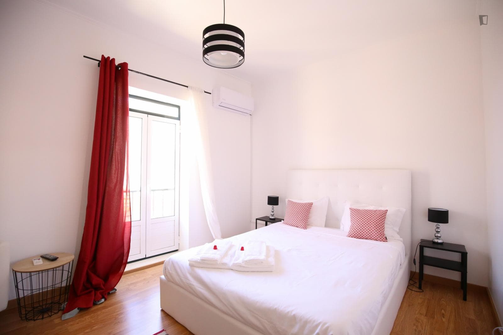 Airy double bedroom near Lisbon School of Economics & Management photo 1