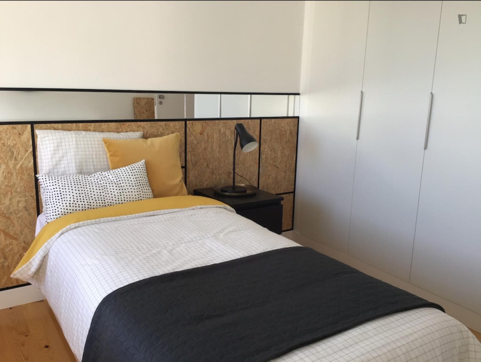 Nice bedroom in Restelo photo 1