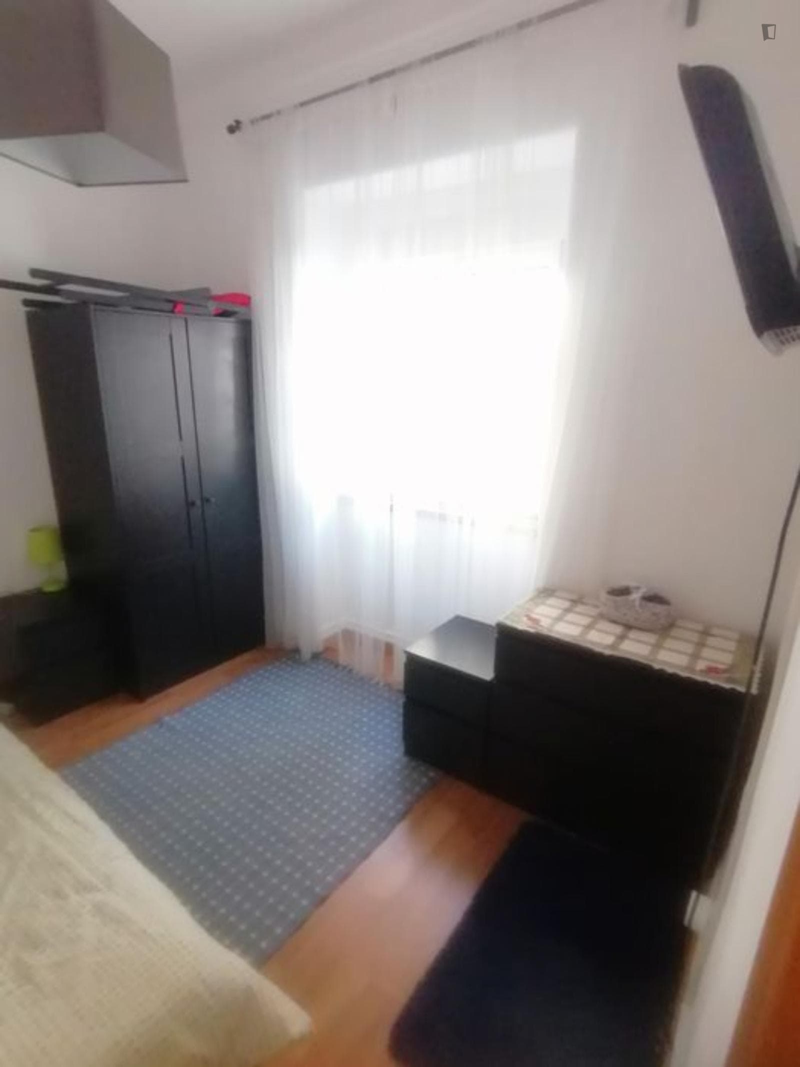 Neat single bedroom in a 2-bedroom apartment, in Santa Apolónia photo 1