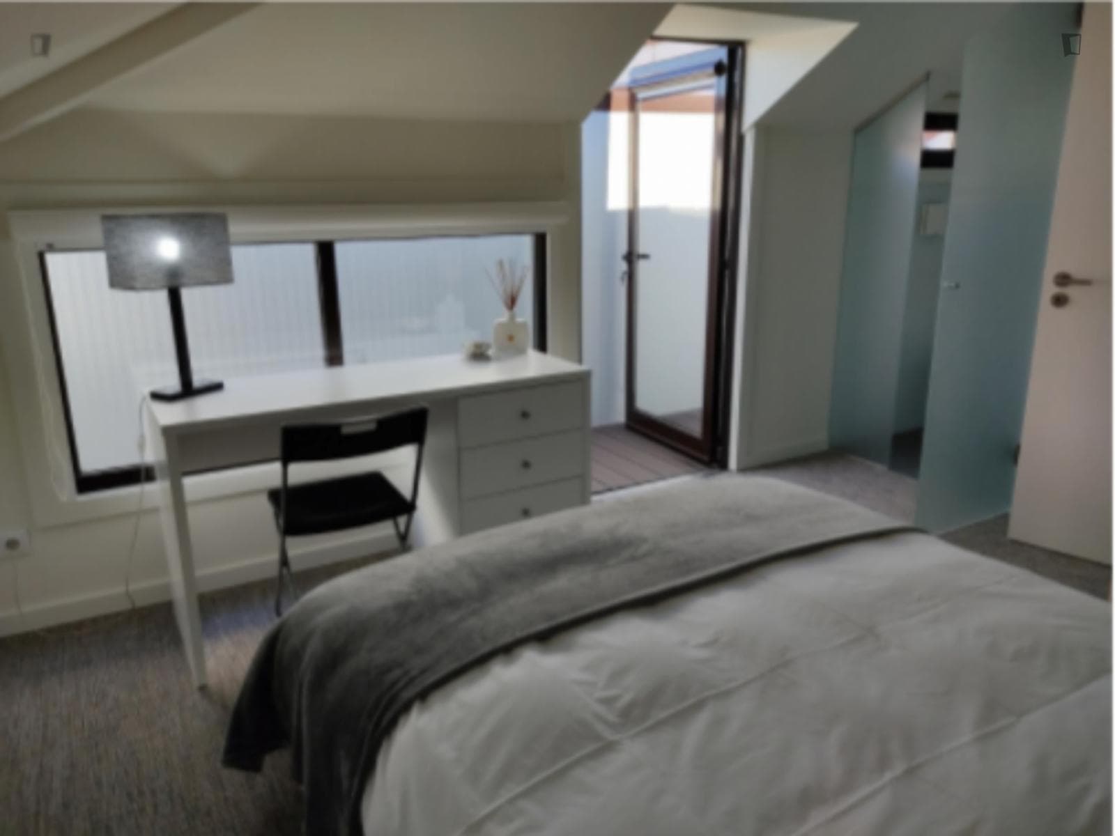Quarto com cama de casal, com casa de banho privada e varanda, em casa com 8 qua photo 1