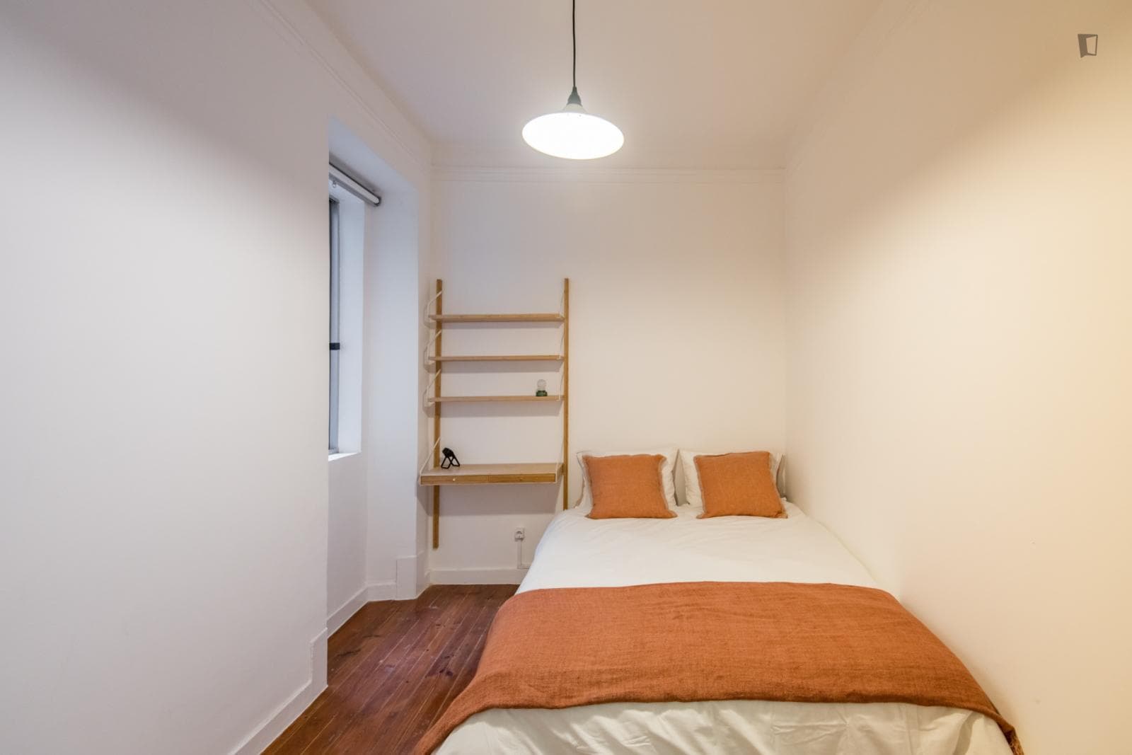 Double bedroom in a 6-bedroom apartment photo 1