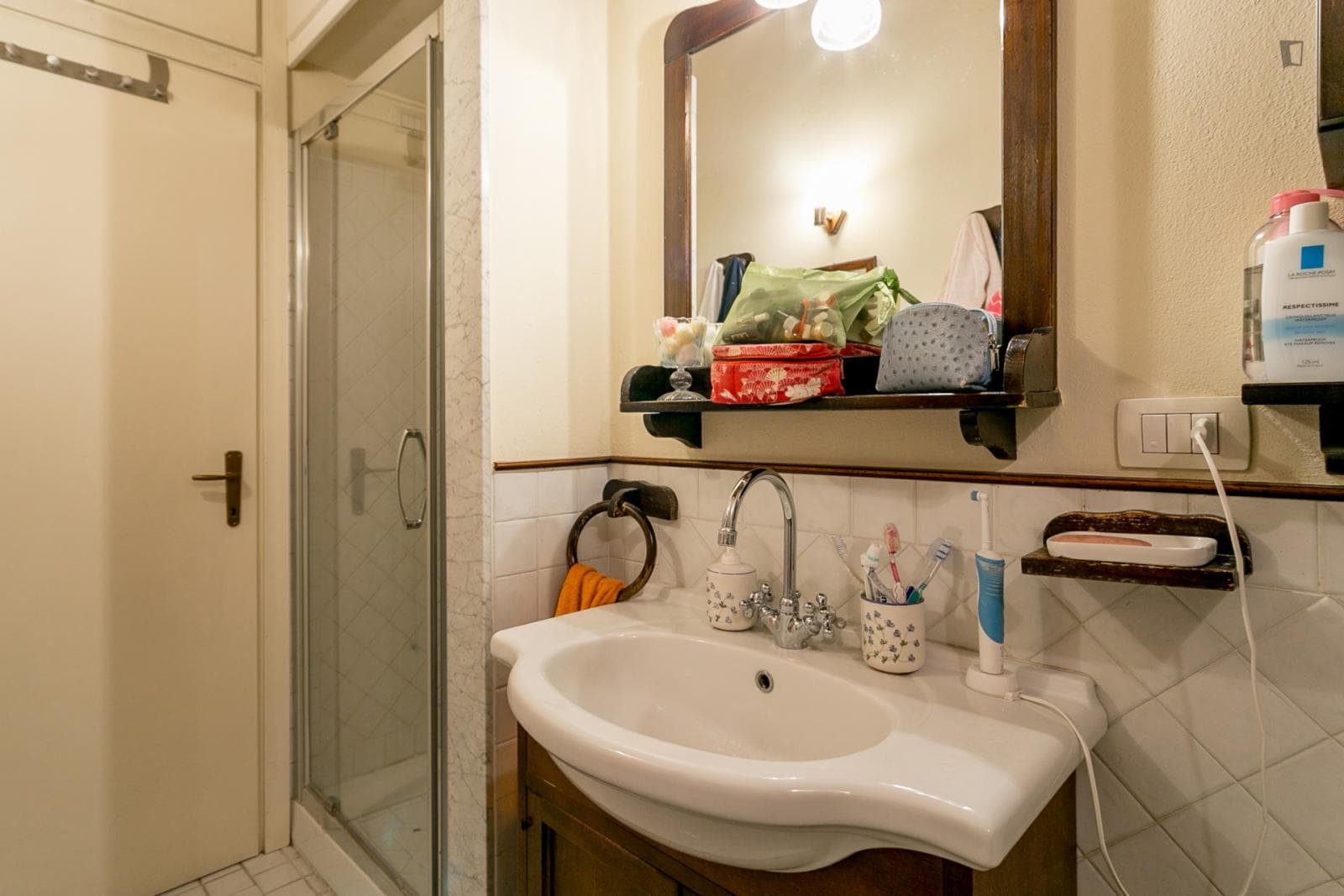 Spacious and bright room in apartment close to Bocconi, Domus Academy, NABA and Cattolica photo 1