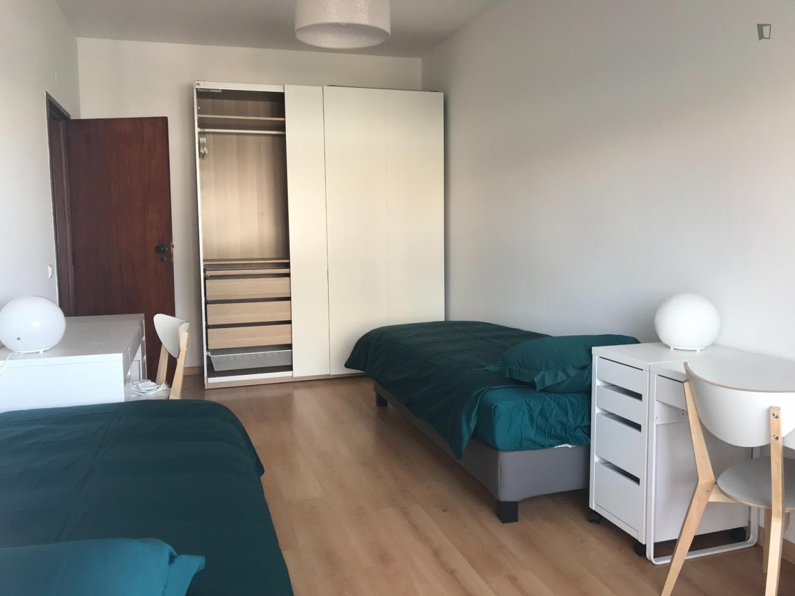 Spacious twin bedroom very close to Olaias metro station photo 1