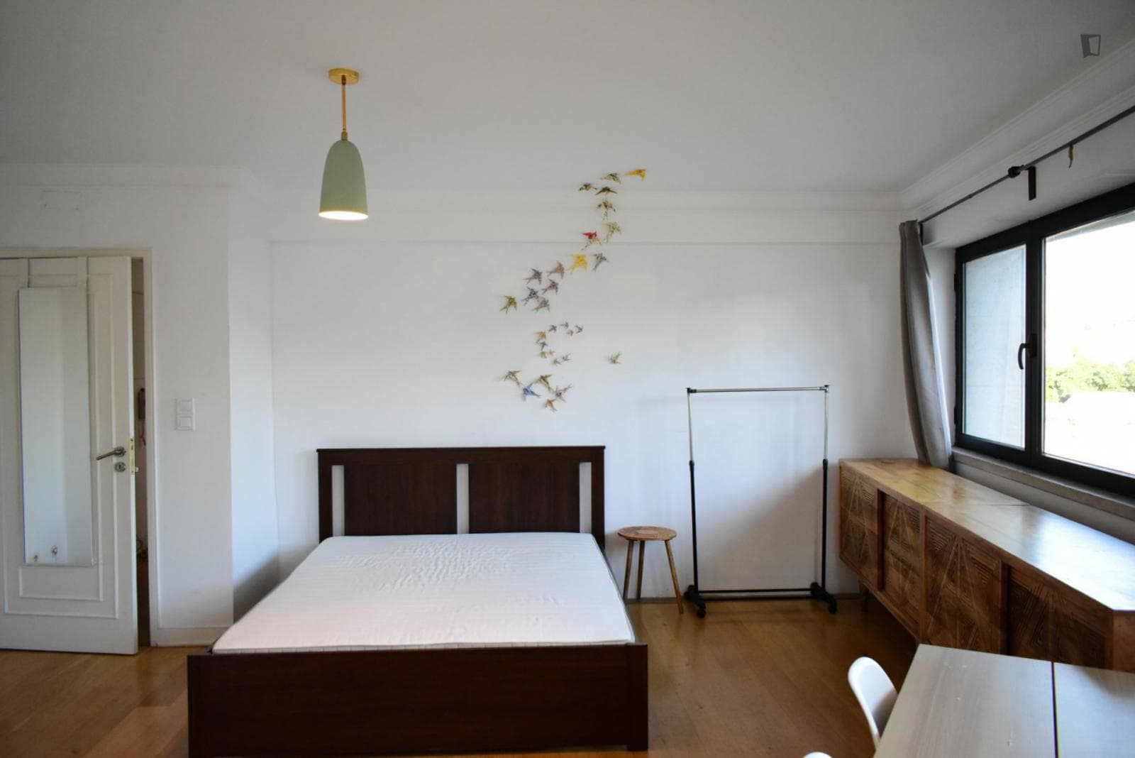 Room with double bed, big desk and a window in Santos photo 1
