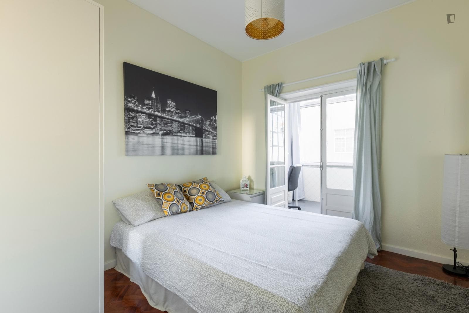 Large modern double bedroom with closed balcony near IST/ Campo Pequeno photo 1