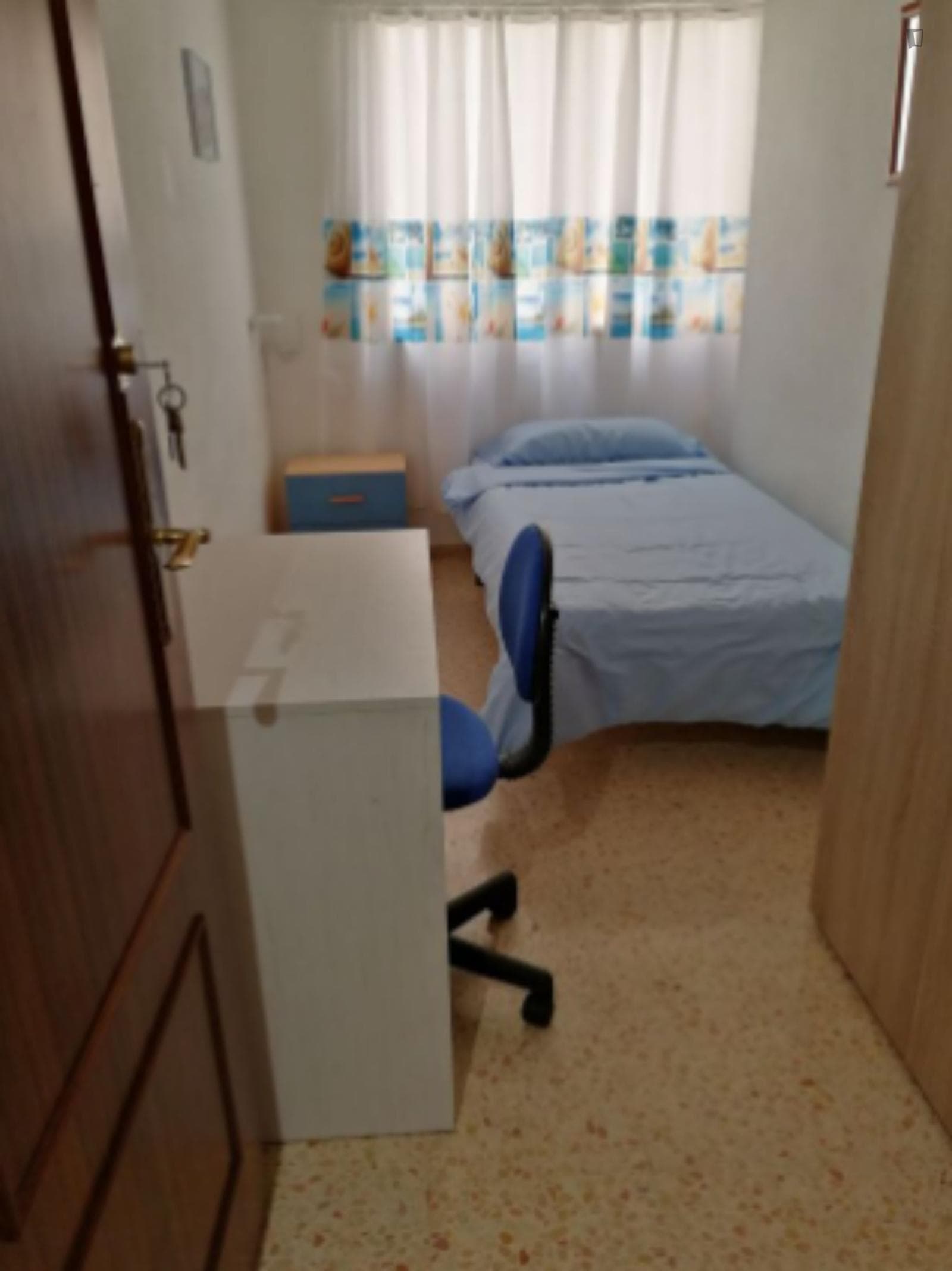 Bright single bedroom in Els Àngels photo 1