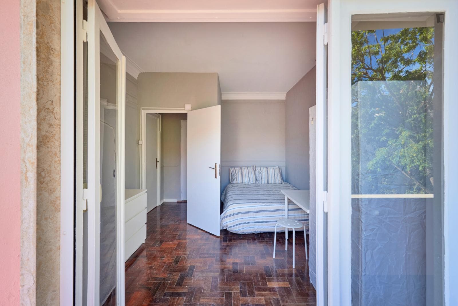 Attractive double bedroom with a balcony, in student-popular Entrecampos photo 1