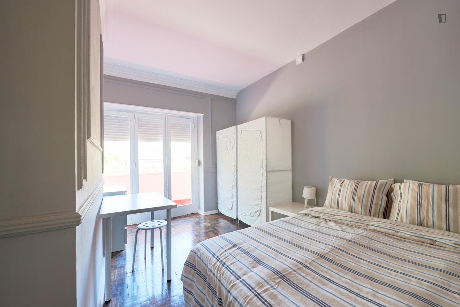 Large double bedroom in a student flat, in Entrecampos photo 1