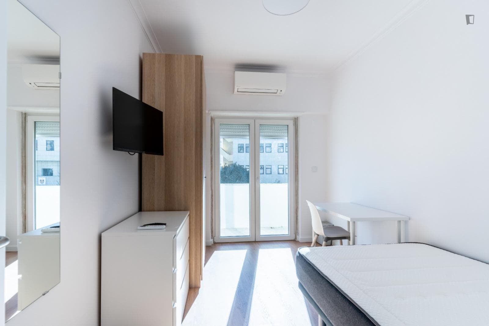 Beautiful 5-bedroom apartment in Almada photo 1