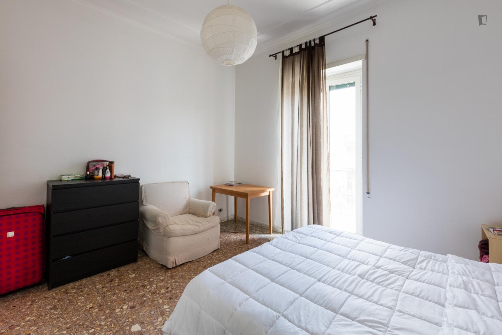 Single bedroom in shared apartment photo 1