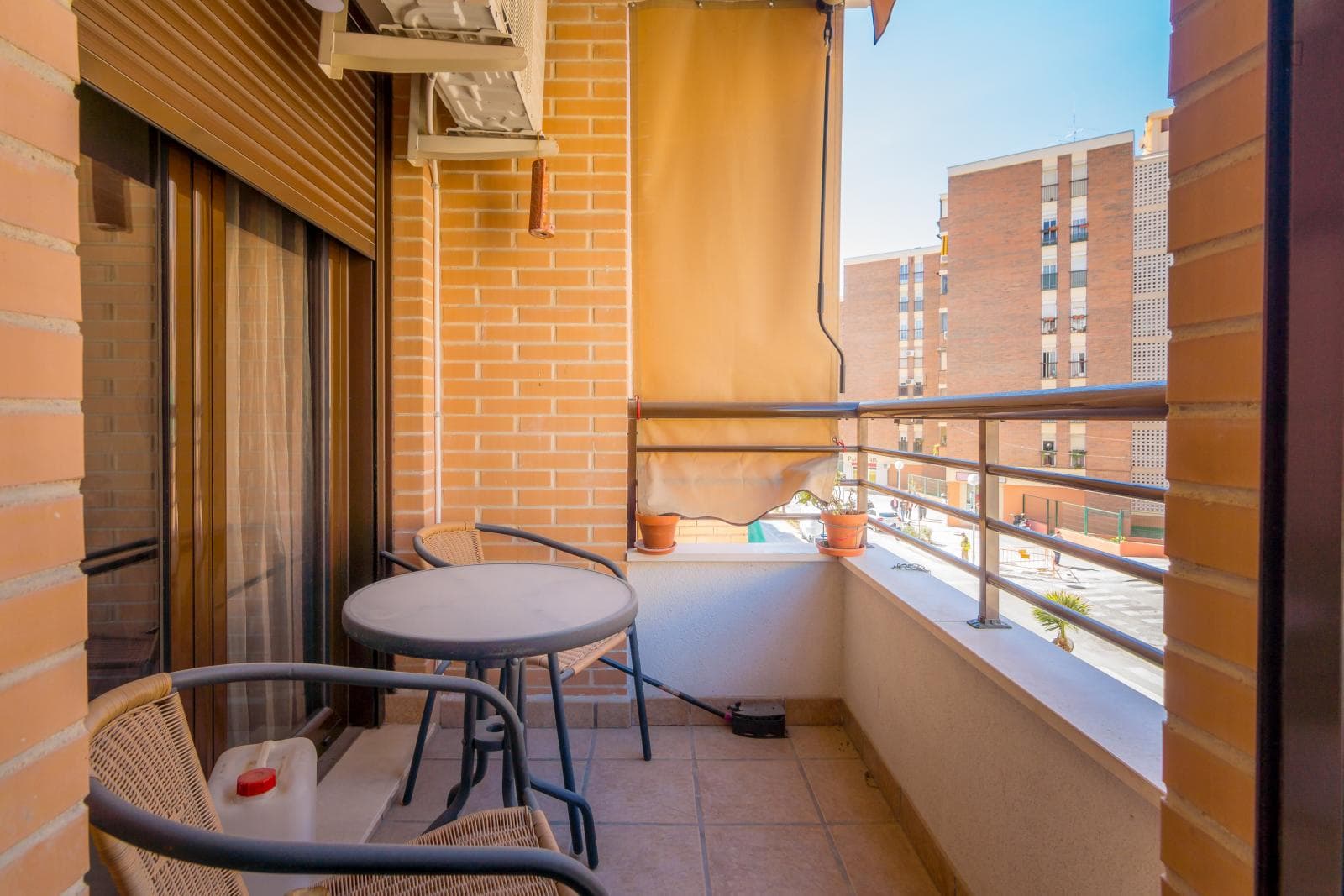 Colourful double bedroom near the Puerta de Alicante shopping centre photo 1