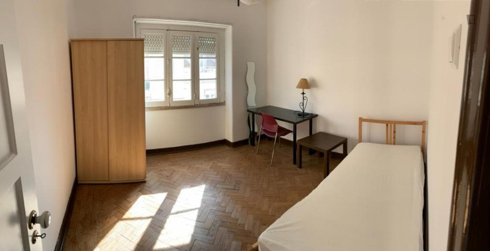 Cozy single bedroom close to Faculdade de Medicina da Universidade de Lisboa photo 1