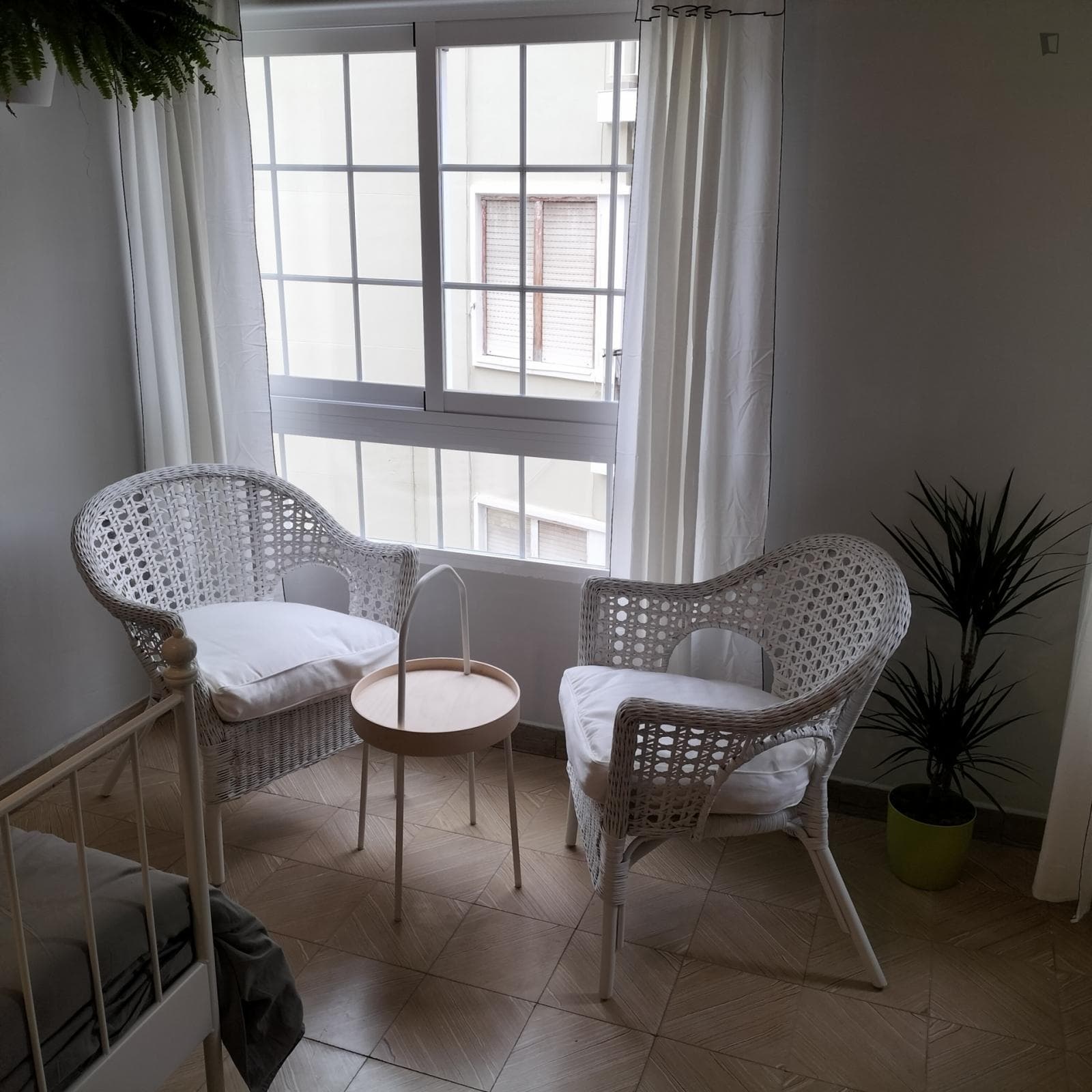 Postiguet Room - Very large sunny room with big bay windows opening to street. photo 1
