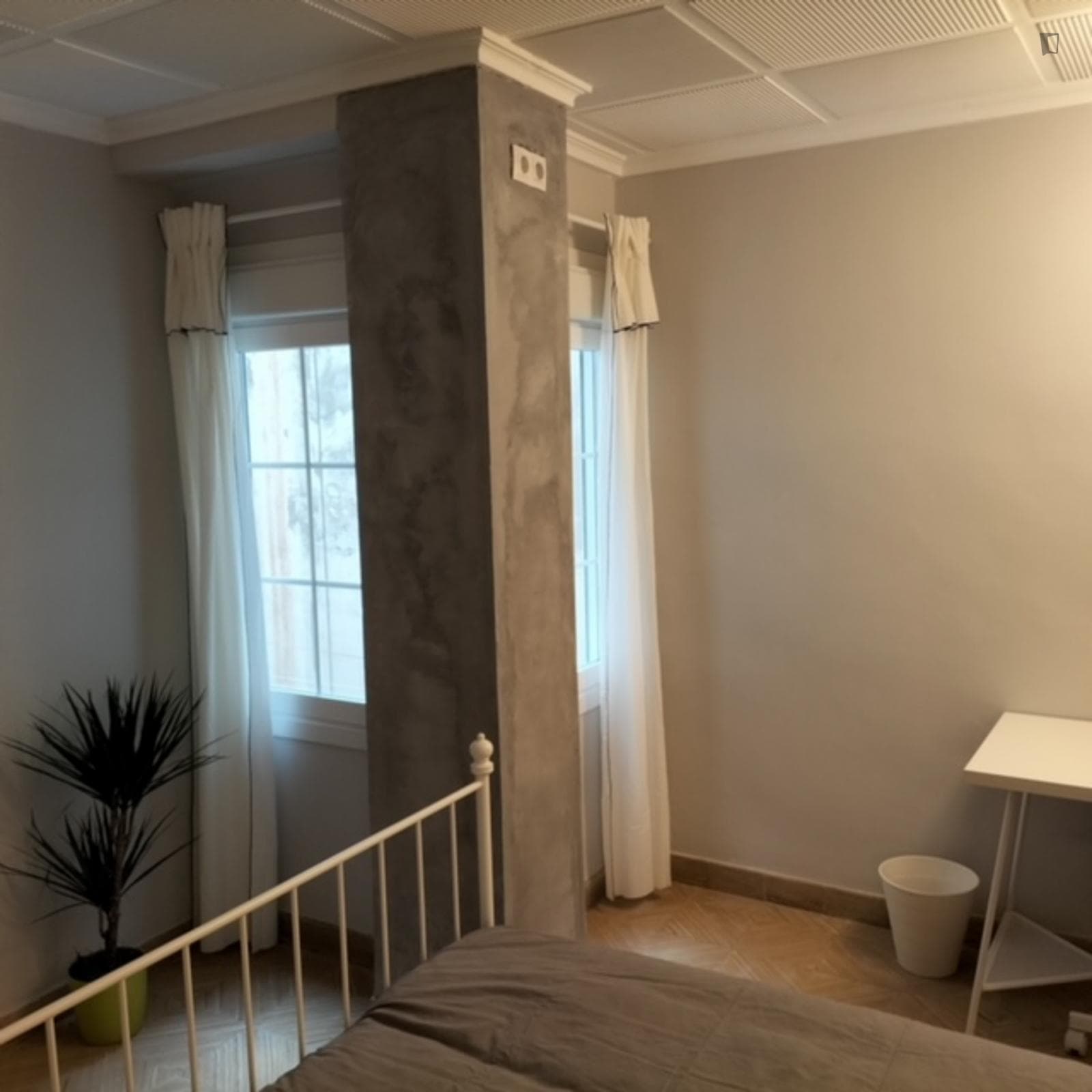 Albufereta Room - Large quiet bedroom with two patio windows. photo 1