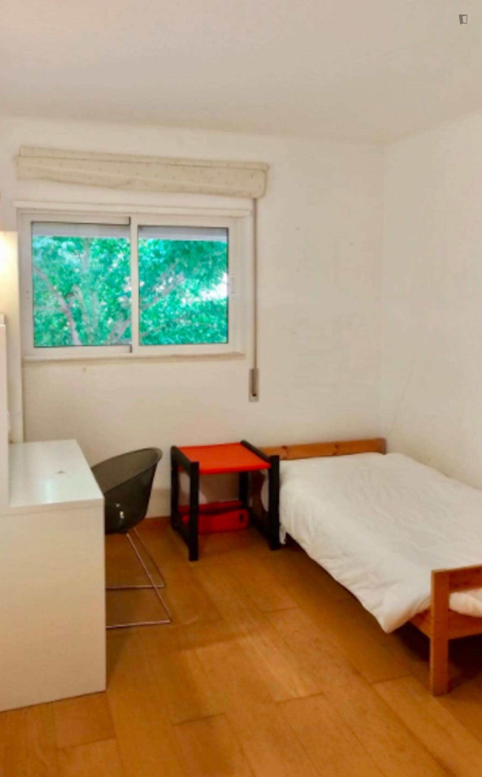Single bedroom in a 4-bedroom apartment near Parque das Quintas das Conchas e dos Lilases photo 1