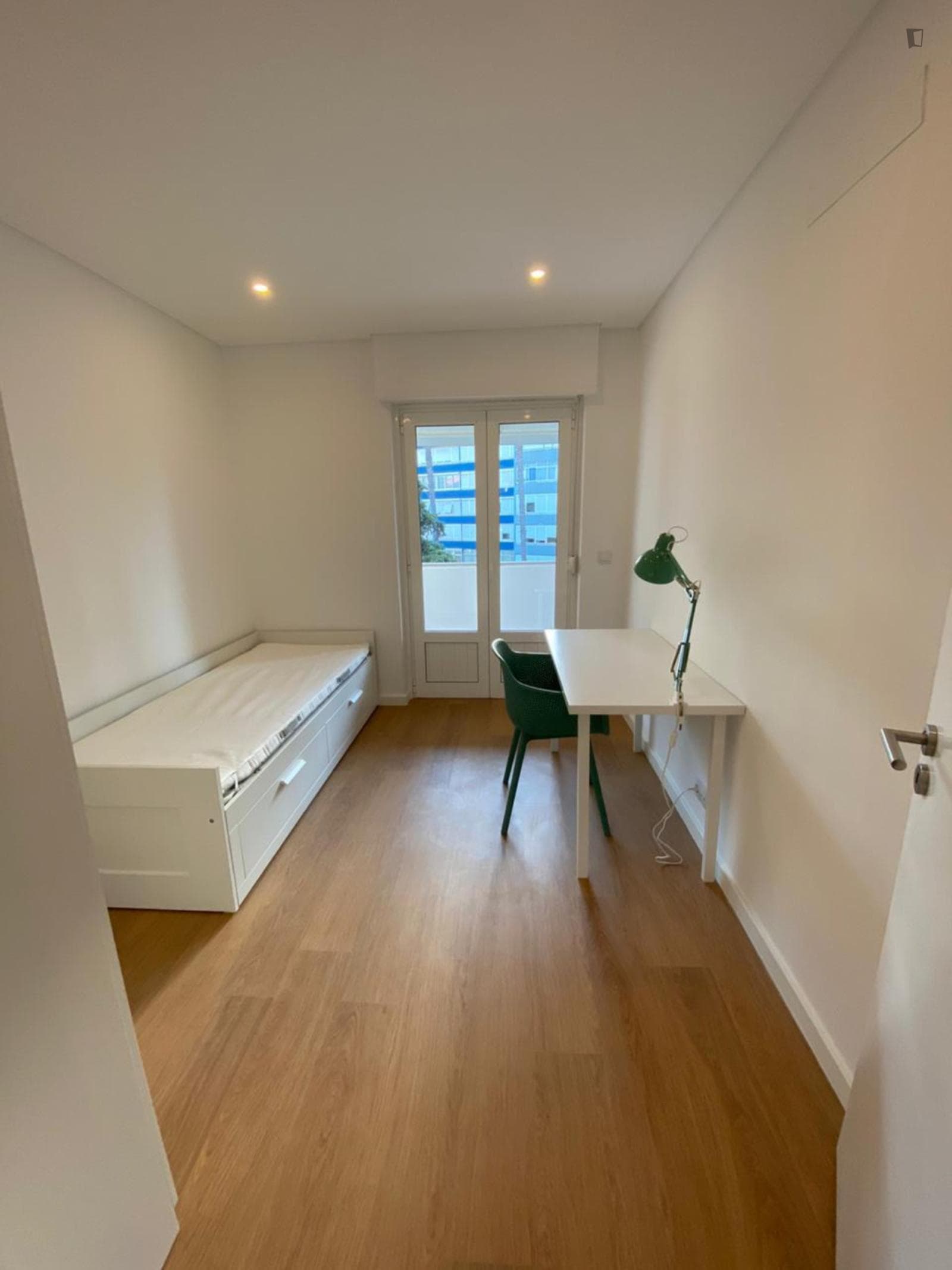 Single bedroom in a 5-bedroom apartment near Nova School of Business and Economics photo 1