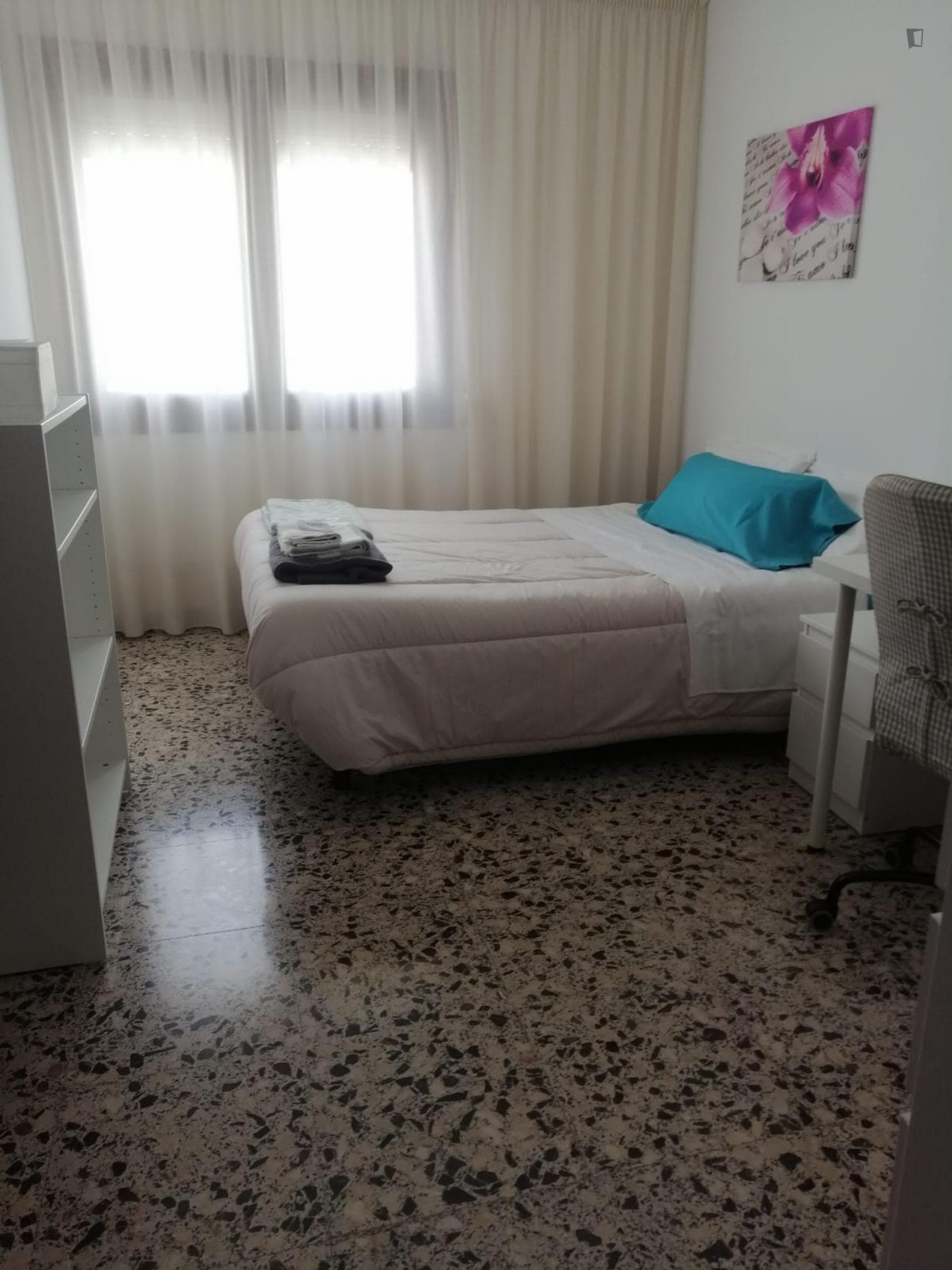 Big and bright room with double bed in center city with bus to the UIB at the door photo 1
