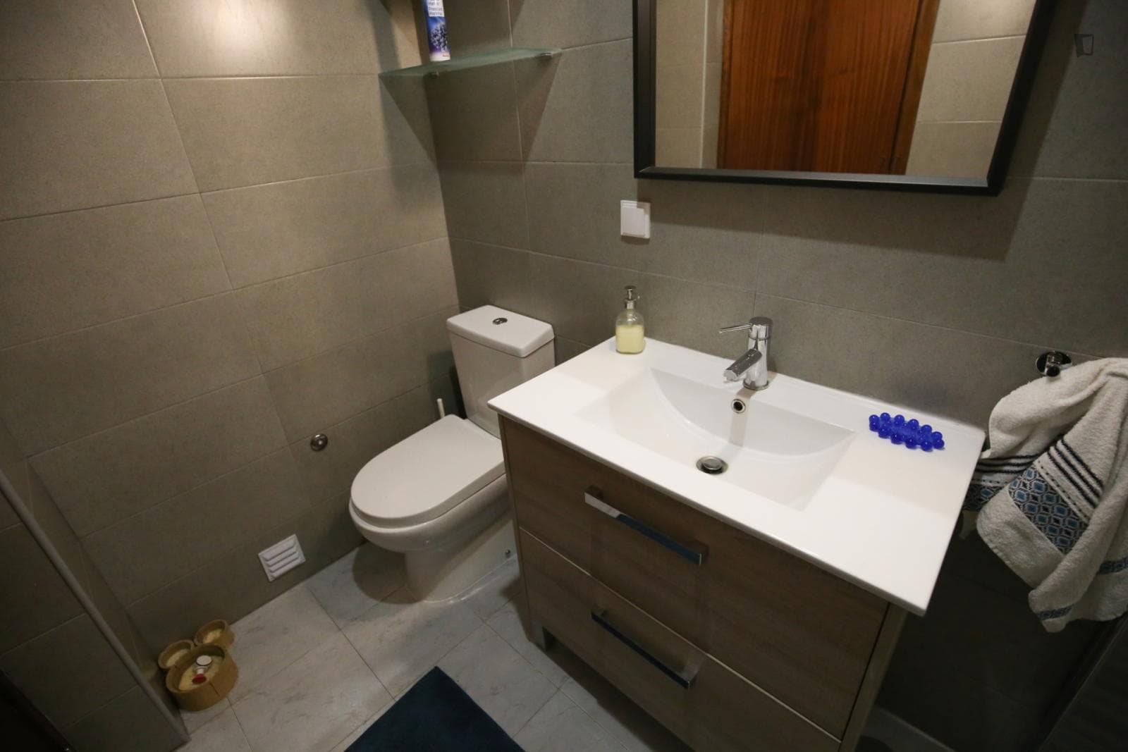 Single bedroom in 3-bedroom apartment photo 1