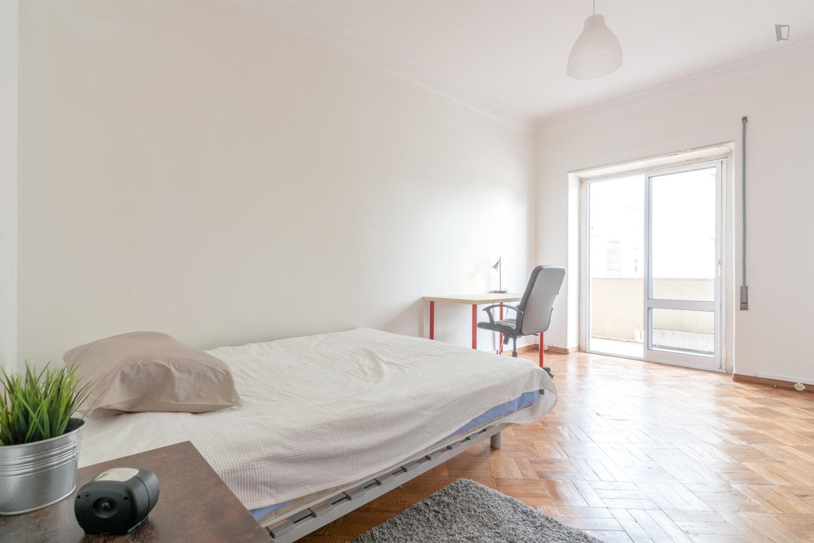 Double bedroom in a 7-bedroom flat near Instituto Superior Técnico photo 1