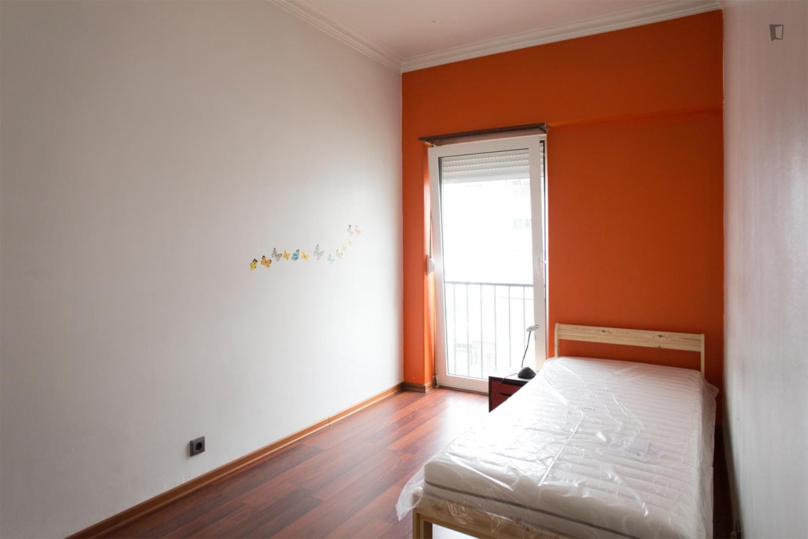 Single bedroom in 2-bedroom apartment with living room and terrace photo 1