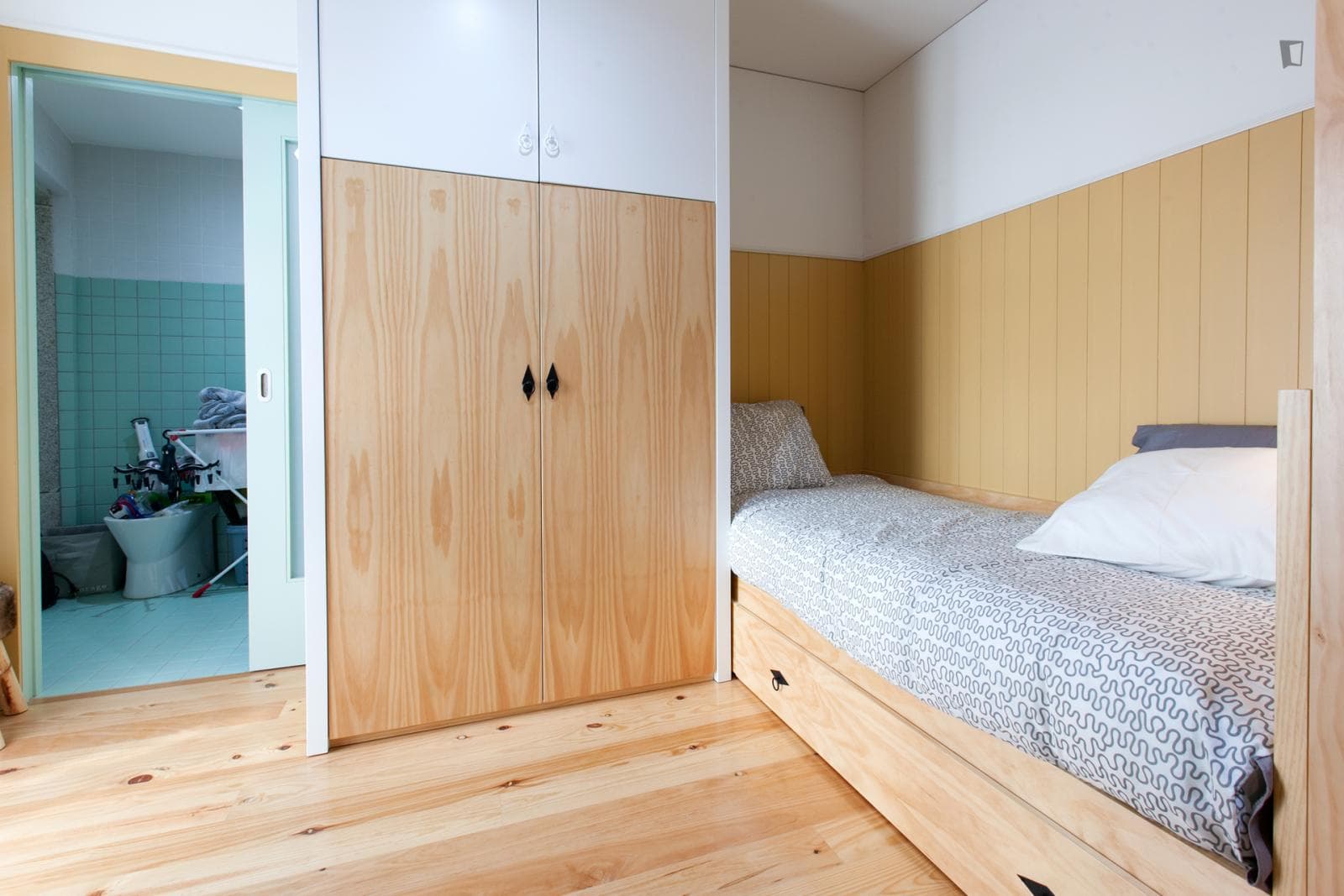 Super cool single ensuite bedroom near Universidade Fernando Pessoa photo 1