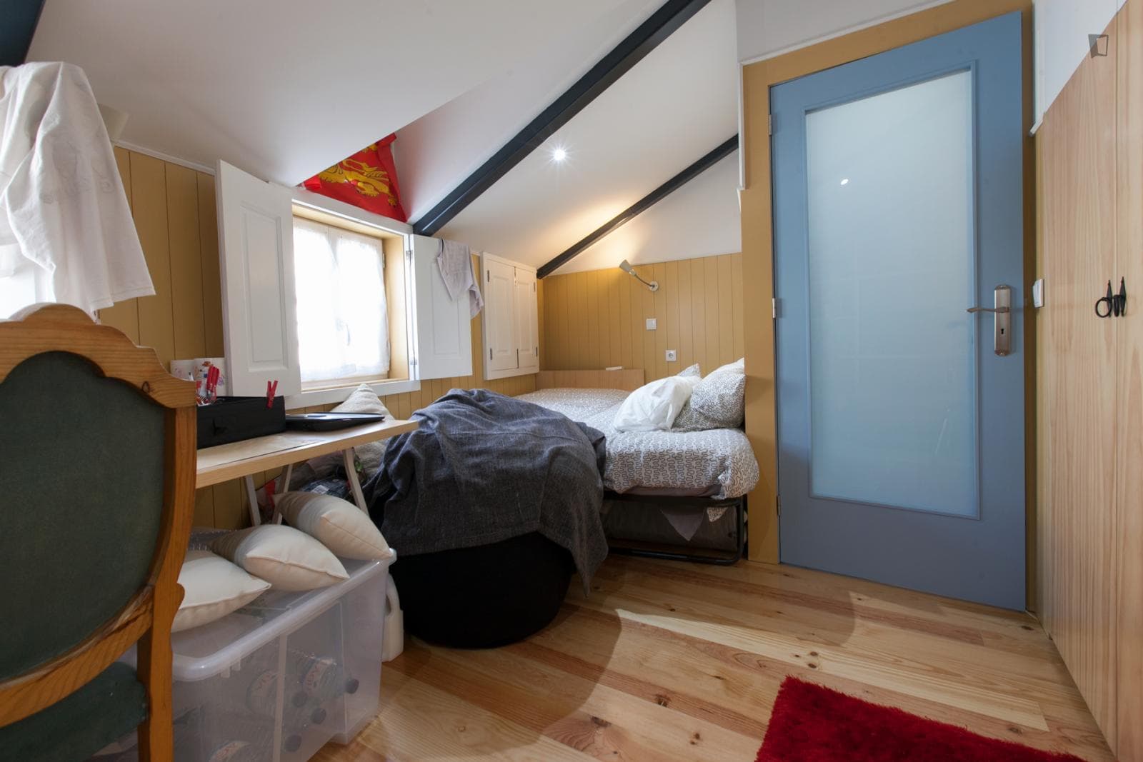 Tasteful single ensuite bedroom, in a residence in Paranhos photo 1