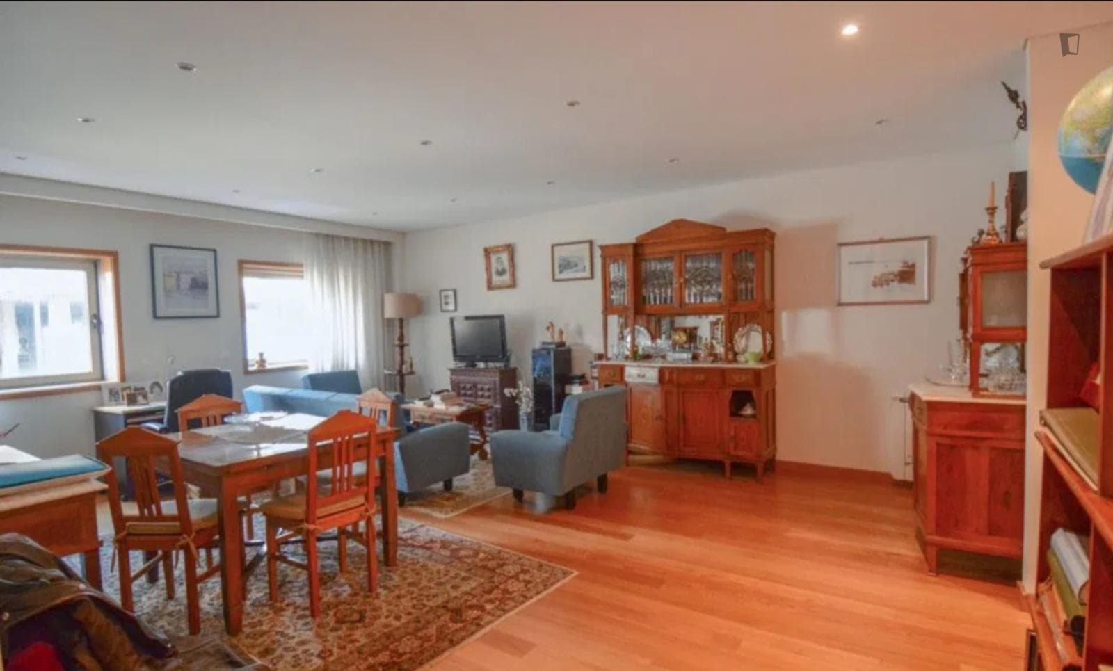 Complete 3-bedroom apartment close to 24 de Agosto metro station photo 1