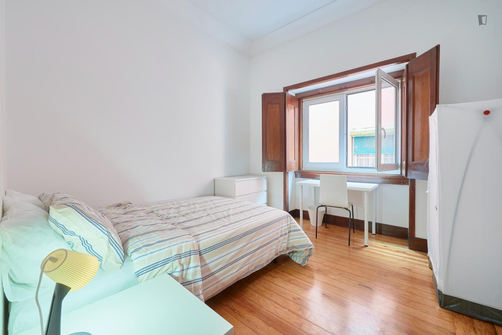 Double bedroom in a 9-bedroom flat, in Saldanha photo 1