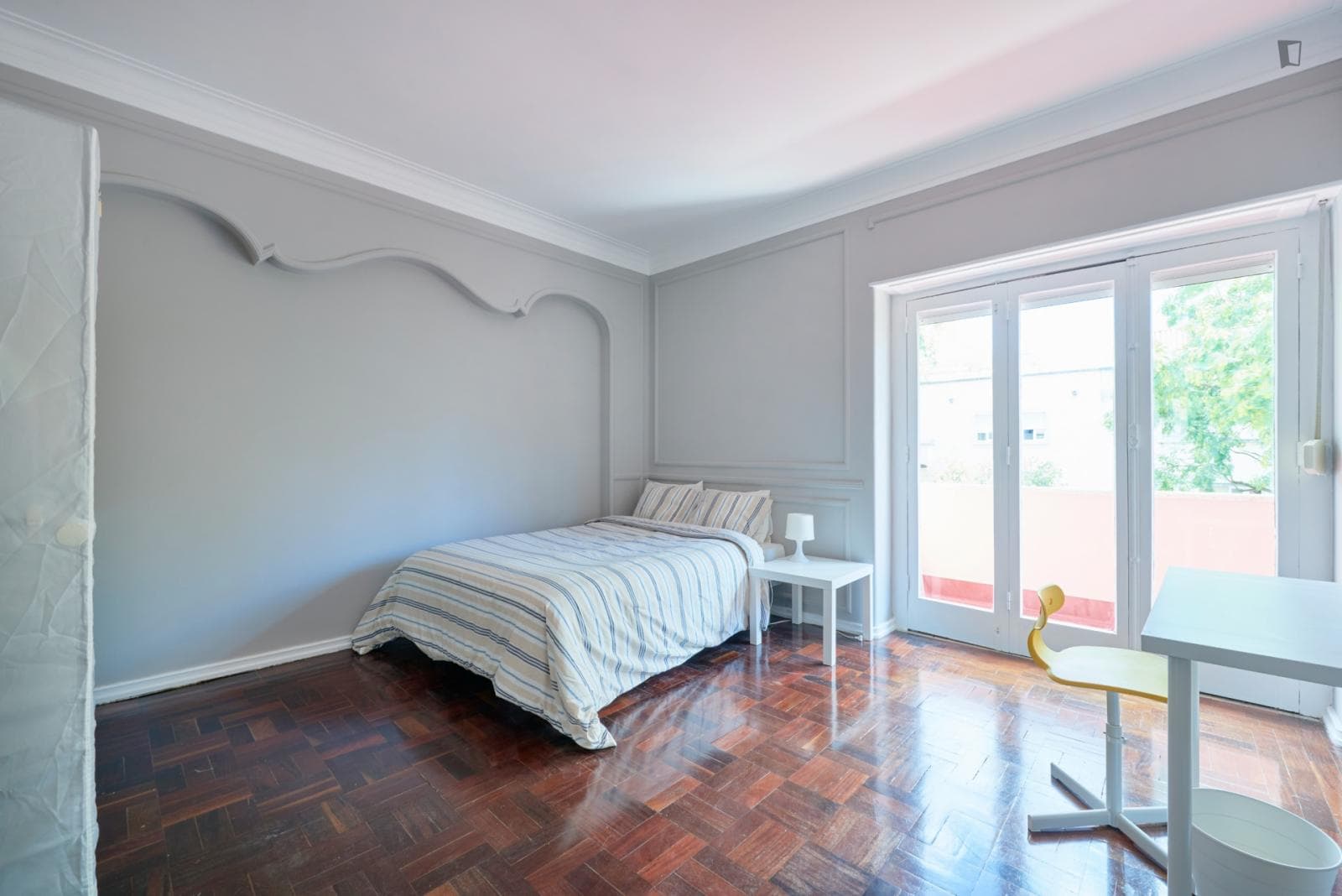 Comfy double bedroom near the Campo Pequeno metro photo 1