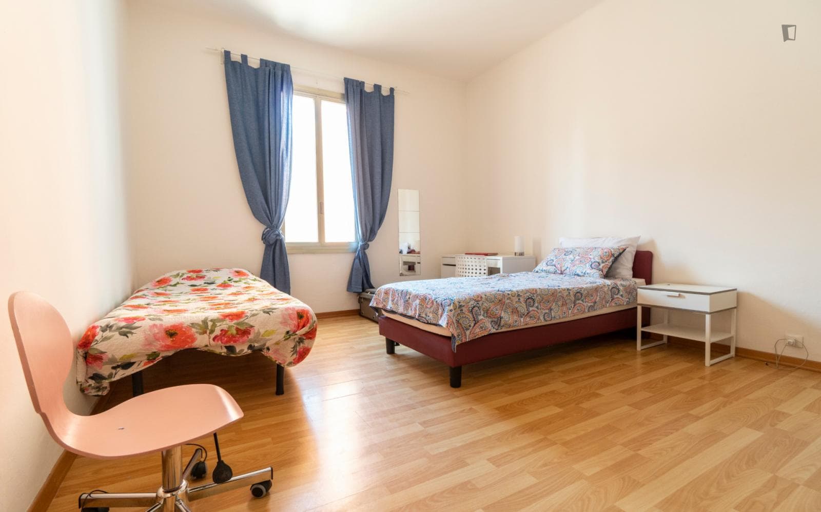 Single bedroom in 3-bedroom apartment photo 1
