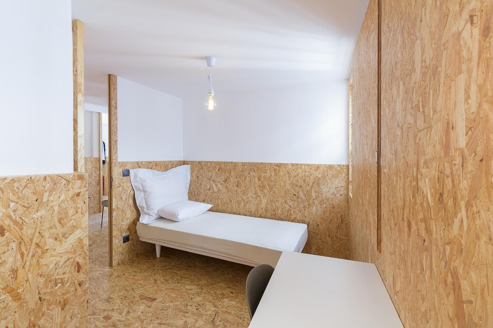 Snug single bedroom in Baixa photo 1