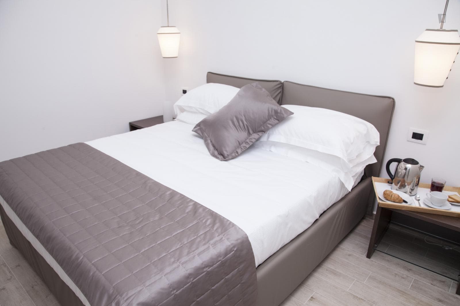 Tidy double bedroom close to Piazza San Pietro photo 1