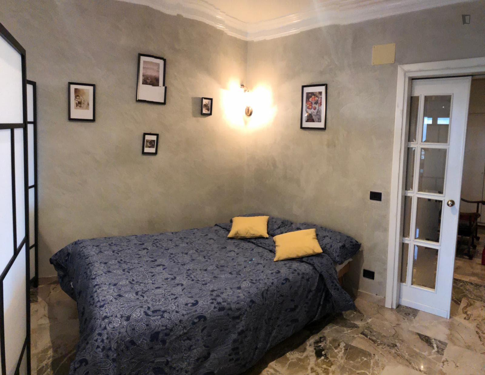 Independent double bedroom with a balcony Vatican area photo 1