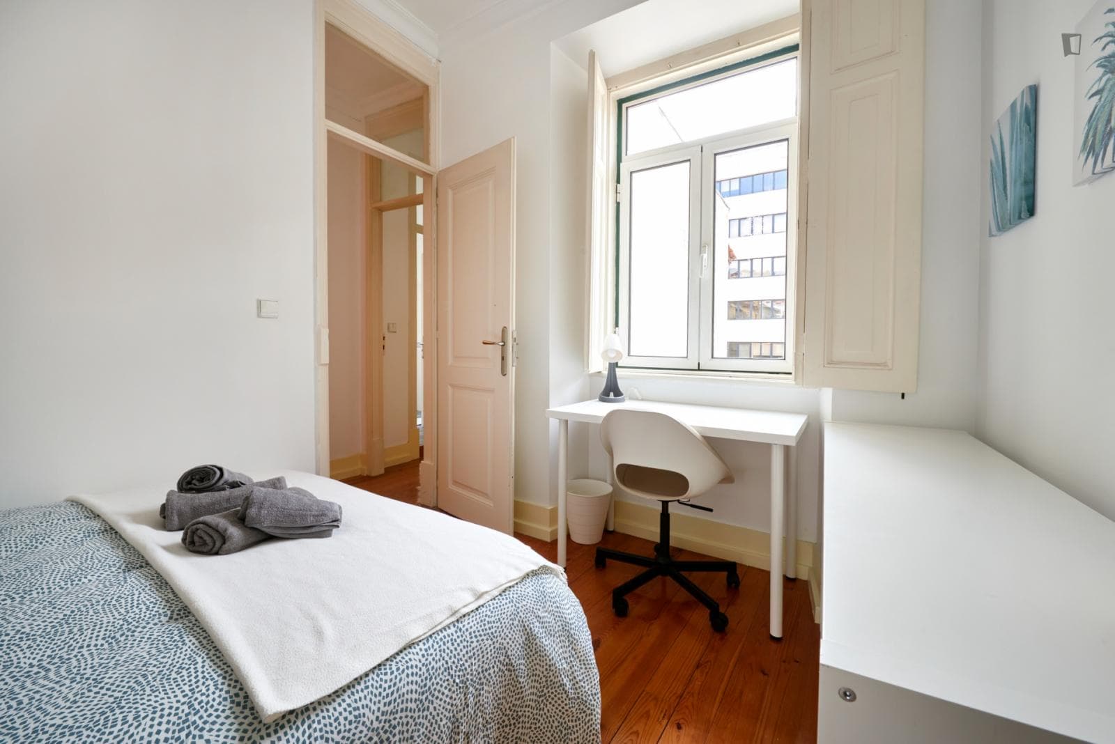 Inviting double bedroom near the Avenida metro photo 1