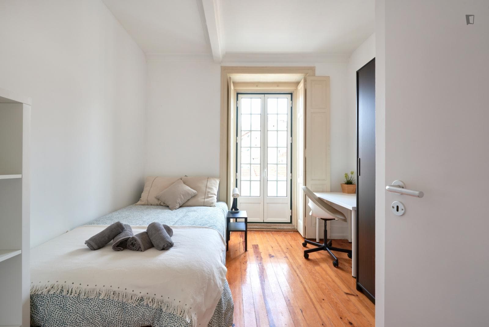 Brilliant double bedroom in an 8-bedroom flat, in Avenida da Liberdade area photo 1