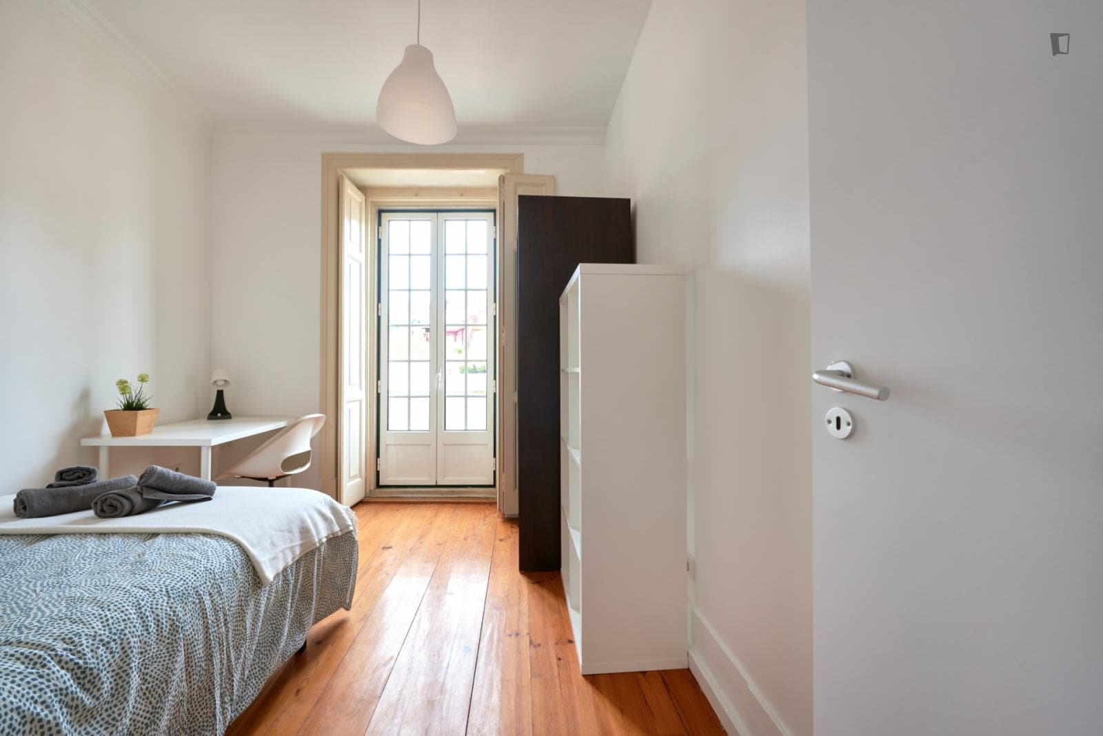 Welcoming double bedroom near the Avenida metro photo 1