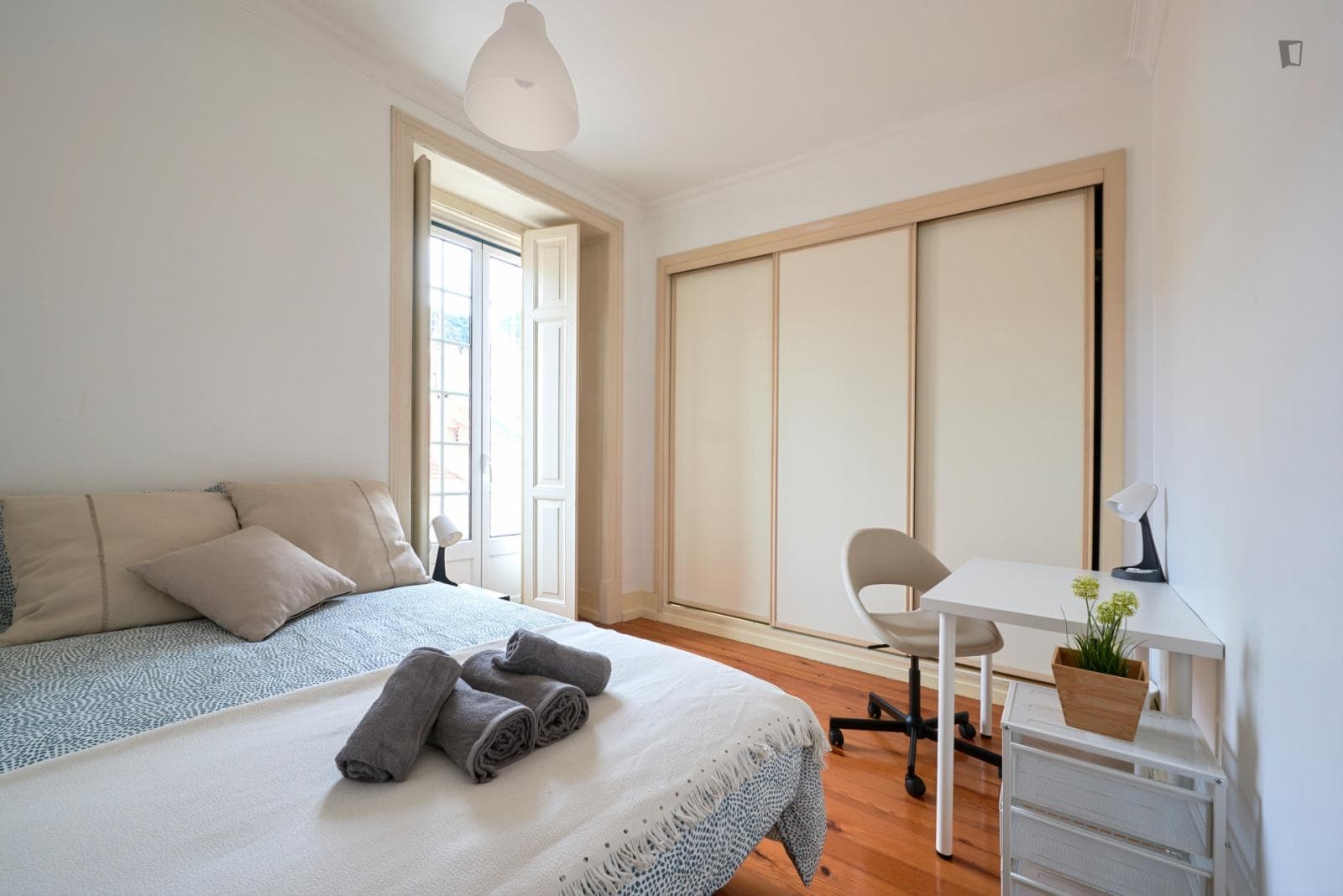 Delightful double bedroom near the Avenida metro photo 1