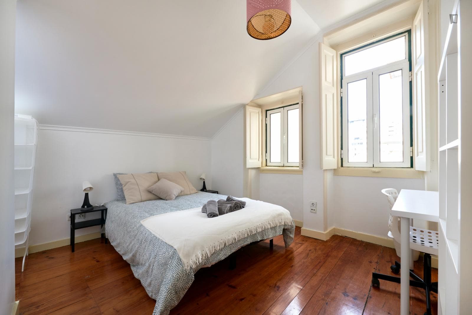 Double bedroom in an 8-bedroom student flat, near the Avenida metro photo 1