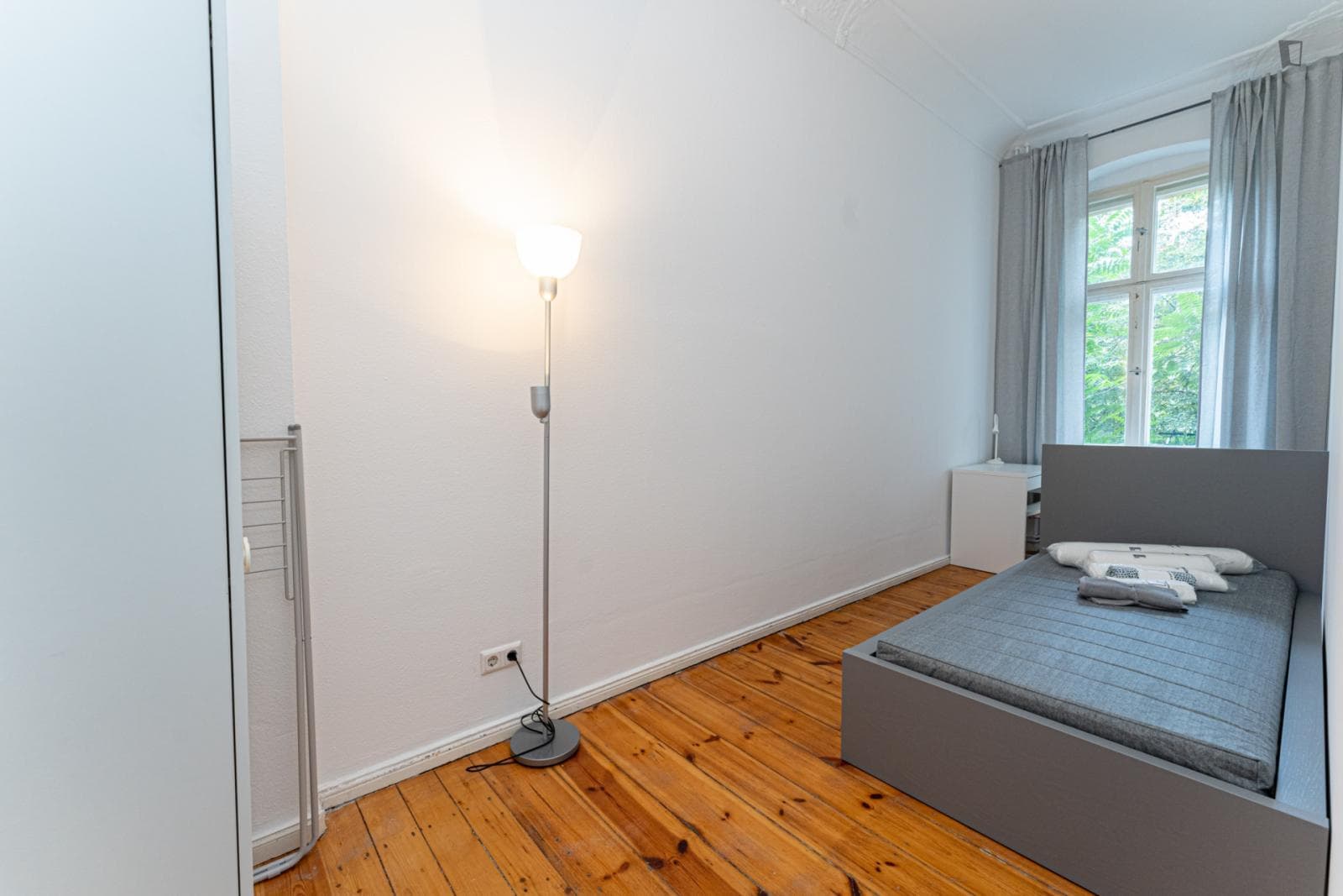 Snug single bedroom in a student flat, in Prenzlauer Berg photo 1