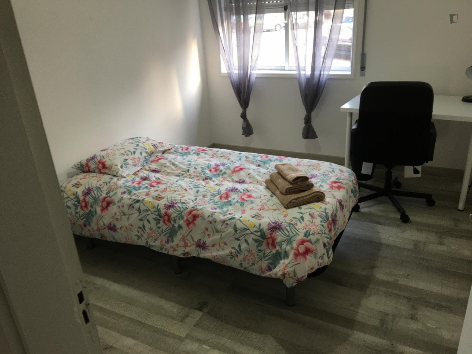 Pleasant single bedroom near the Estádio do Mar metro photo 1