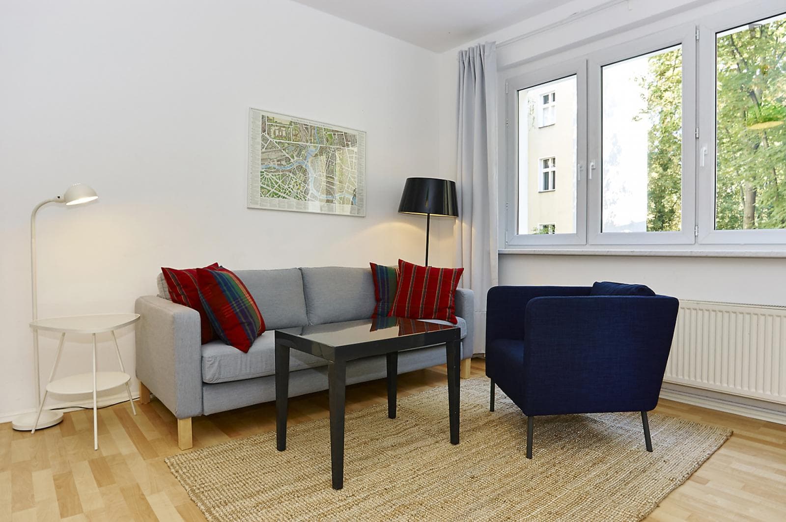 Bright 2-bedroom apartment with balcony, fully equipped kitchen photo 1